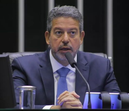 Lira volta a alfinetar Lula e rejeita ‘retrocesso’ no Marco do Saneamento