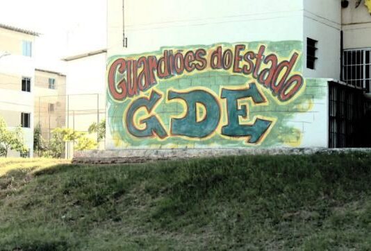 Erro no número do cadastro de celular apreendido resulta na absolvição de 12 acusados de integrar facção GDE