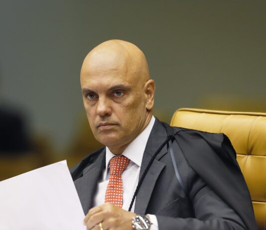 Em julgamento que tornou 100 pessoas réus por participar de atos no dia 08 de Janeiro, Ministro Alexandre de Moraes ignorou imagens reveladas pela CNN