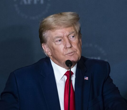 Trump deve se apresentar hoje à Justiça