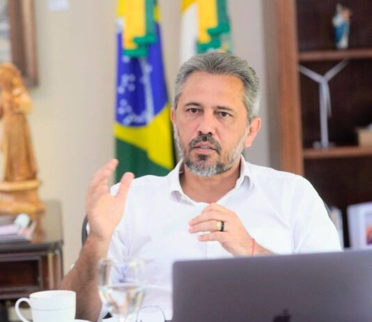 Governo Elmano não tem recursos para aumento de servidores, oposição cobra celeridade no projeto