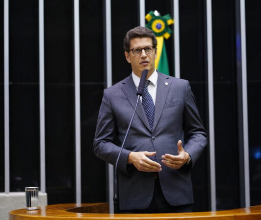 Deputado Ricardo Salles vai propor anulação de decreto de Lula que altera marco do saneamento