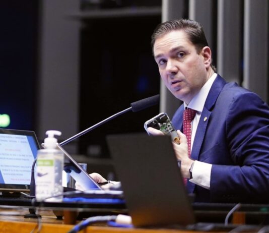 Deputado Eduardo Bismarck que é coordenador da bancada Cearense critica articulação do governo Lula