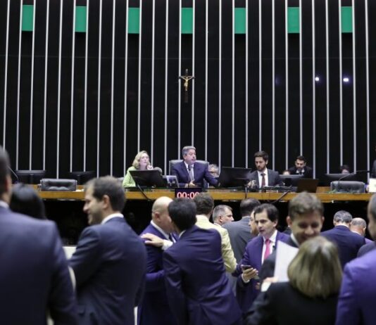 Arthur Lira decide adiar votação do PL da Censura no plenário da Câmara