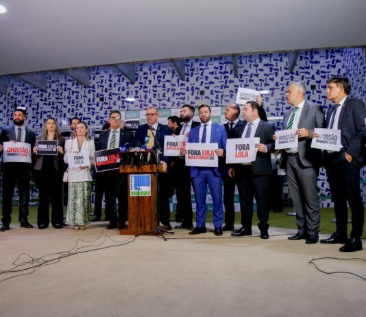 Deputados Federais assinam novo pedido de Impeachment de Lula por crime de responsabilidade
