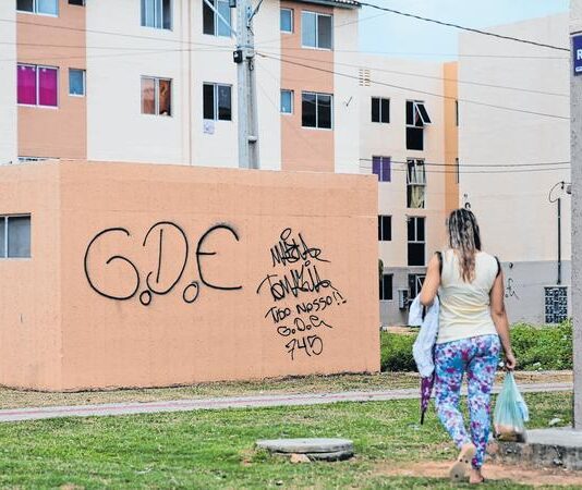 Jornal traz detalhes da atuação das facções criminosas pelo controle de conjuntos habitacionais na periferia de Fortaleza