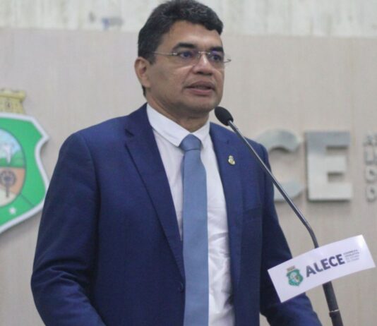 Deputado Sargento Reginauro quer convocar Ciro Gomes para esclarecer acusações na Assembleia Legislativa