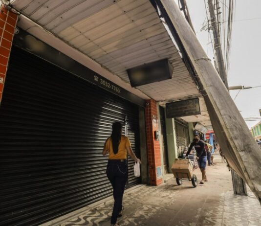 Apagão impacta lojas, barracas de praia e restaurantes no Ceará