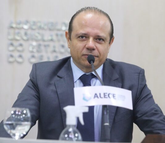 Deputado Cláudio Pinho tem requerimento rejeitado para que à Casa Civil explique os 10 milhões gastos com o jatinho do governador