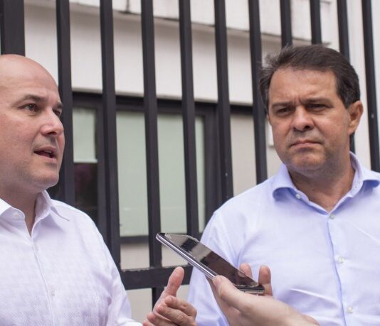 Roberto Claudio classifica saída de Evandro Leitão do PDT como teatro montado e Deputado responde