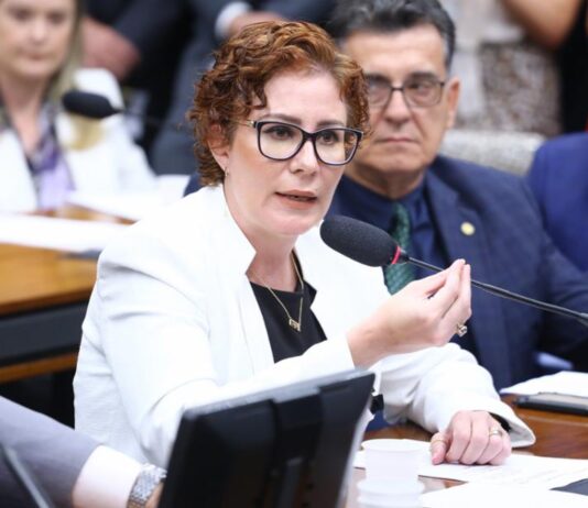 Conselho de Ética arquiva processo que poderia cassar mandato da deputada Carla Zambelli
