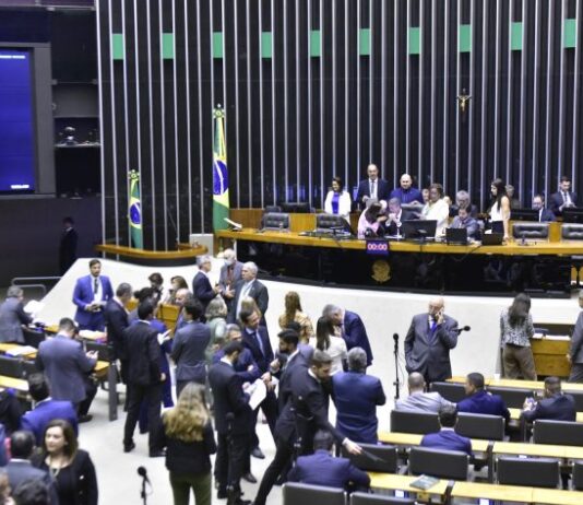Câmara dos Deputados aprova arcabouço fiscal e texto segue para sanção presidencial