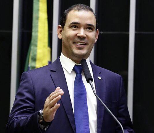 Deputado federal usa cota parlamentar para dar carro de presente à irmã