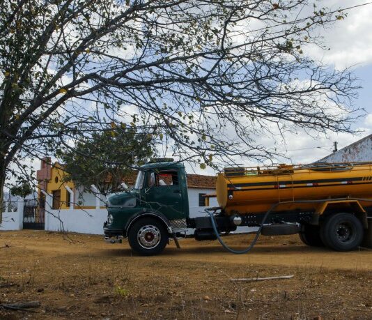 Mais de 100 mil Cearenses podem ficar sem água após demora em repasse para carros-pipas