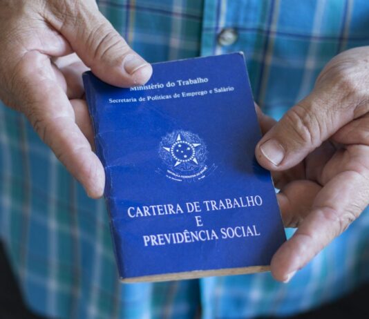 Crise no Brasil: Mercado de trabalho desacelera e cria 23% menos empregos em comparação ao ano anterior