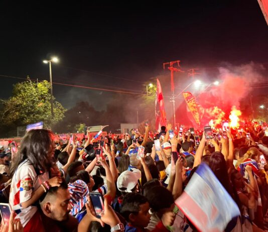 Mesmo após derrota time do Fortaleza é recebido com festa pela torcida no aeroporto