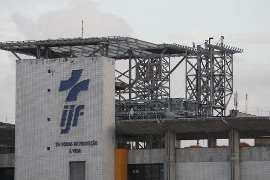 “O Brasil precisa saber o que está acontecendo no Ceará” diz Deputado Carmelo Neto sobre abandono do heliponto do maior hospital de Fortaleza