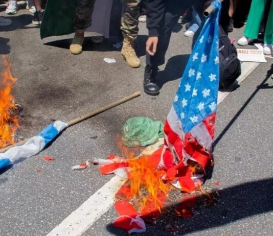 Protesto da esquerda em São Paulo queima bandeira de Israel, pede fim do país judeu e parabeniza terroristas do Hamas