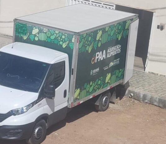 Caminhão de Programa de Alimentos do governo do Ceará é flagrado fazendo mudança de móveis em Mossoró