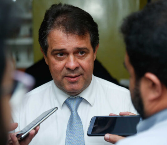 Procuradoria defende que Evandro pode se desfiliar do PDT sem perder mandato