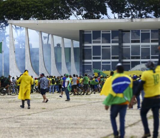 STF tem maioria para condenar mais 6 pessoas pelos atos de 8 de janeiro, penas variam de 11 a 17 anos