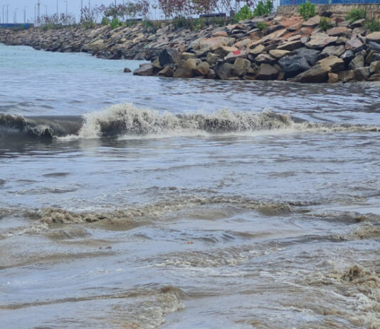 Esgoto e lixo invadem o mar em trecho em obras da Praia de Iracema