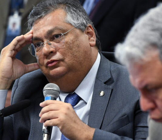 Deputados pedem impeachment de Flavio Dino e pressão pela queda dele aumentam