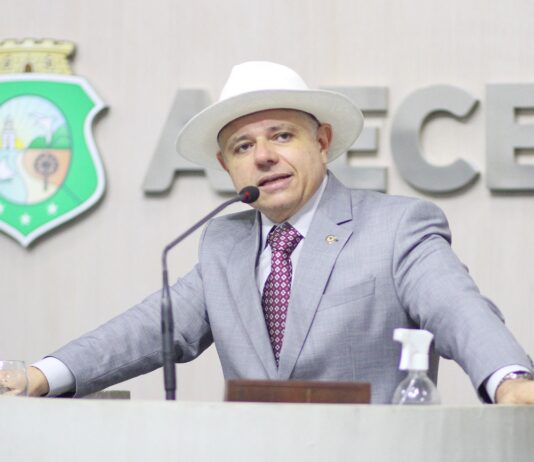 “Mais uma cobrança no lombo daqueles mais necessitados” diz deputado Claudio Pinho sobre projeto do governo do PT que cria o imposto da transposição