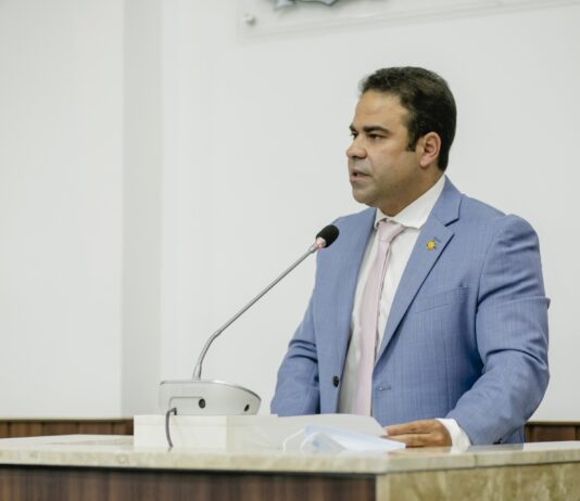 “É no Governo Elmano, do partido das trevas, que nos vamos ser um dos primeiros estados a cobrar a taxa do Rio São Francisco”, critica o vereador Julierme Sena