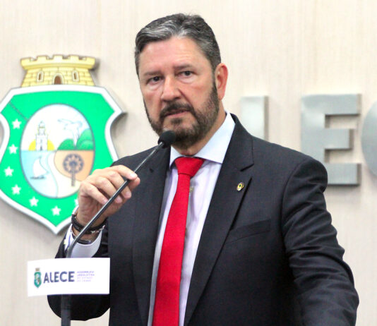 Em meio a acusações de corrupção do governo Elmano, líder da ALCE diz que “Governo do PT é o mais transparente do Brasil”