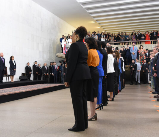 Lula condecora embaixador palestino durante conflito em Israel