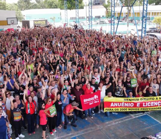 Professores de Fortaleza aprovam estado de greve pelo reajuste de 10,09%