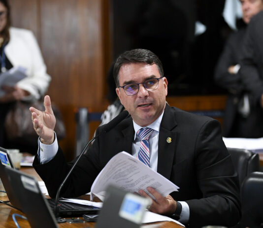 Flávio Bolsonaro diz que o PT travou projeto de lei contra as ‘saidinhas’