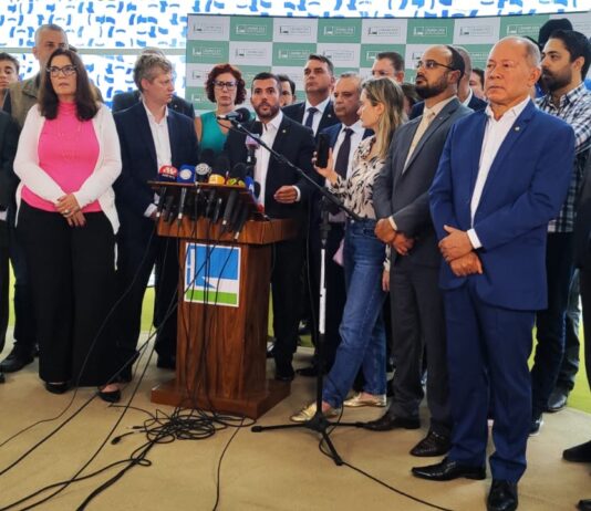 Oposição cobra Lira e Pacheco por defesa do Congresso