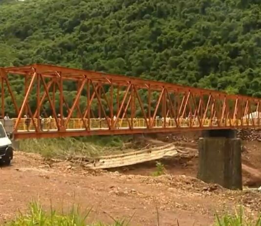Povo reconstrói ponte com menos dinheiro que orçado por governo