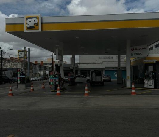 Posto de combustíveis no São João Tauape que vendia etanol como gasolina é interditado