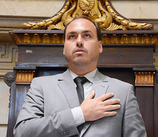 Advogado de Bolsonaro nega apreensão de computador da Abin na casa de Carlos Bolsonaro