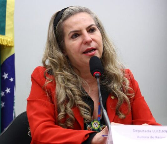 Crise no PT: Assessoria de Luizianne diz que deputada não foi a ato com lula por ter sido proibida de subir ao palco em sua vinda anterior