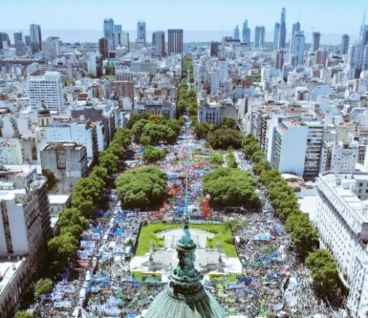 Esquerda Argentina realiza greve geral contra medidas econômicas de Milei