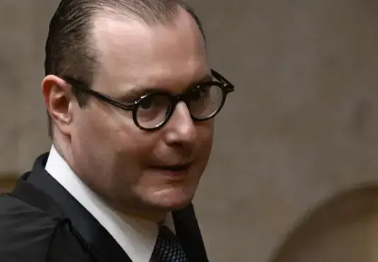 Zanin atende Psol e suspende dispensa de vacina contra covid para matrículas em Santa Catarina