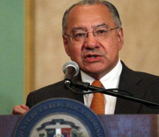 Ex-embaixador dos EUA confessa ser espião de Cuba por 40 anos