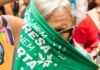 Movimentos feministas distribuem lenços pró-aborto no carnaval