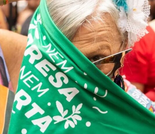 Movimentos feministas distribuem lenços pró-aborto no carnaval