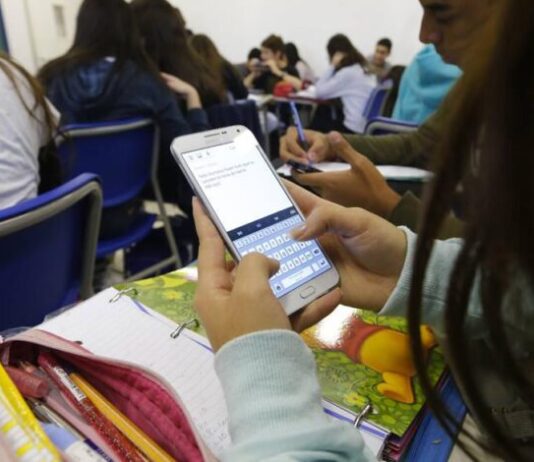 MPCE recomenda que escolas públicas e privadas proíbam o uso de celular em sala de aula