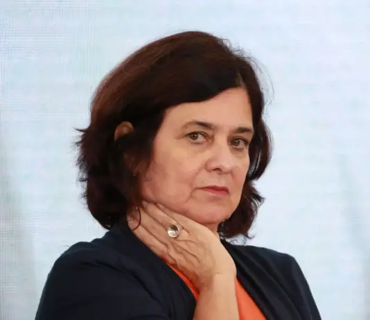 Nísia diz que vacina para a dengue não é instrumento mágico e descarta emergência mesmo com número recorde da doença