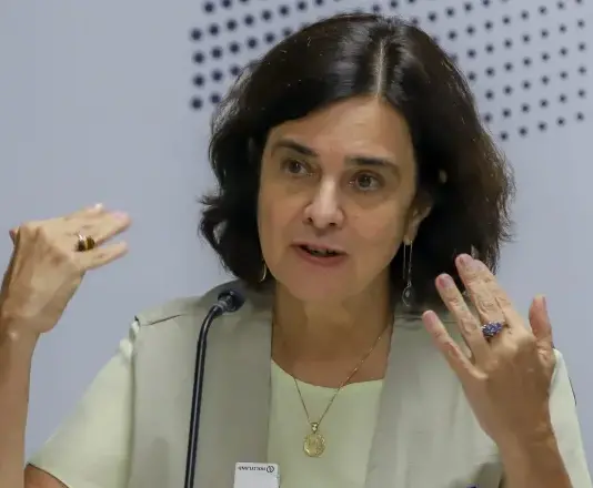 Ministra da Saúde culpa ‘calor recorde’ e ‘chuvas acima da média’ por aumento dos focos de mosquito da dengue, mas ‘esquece’ negligencia nas compras das vacinas