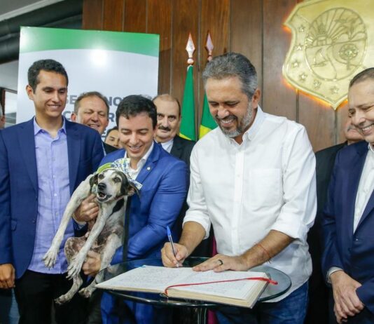 Após 6 meses da nomeação como secretário, Célio Studart acumula mais de 100 dias fora do cargo