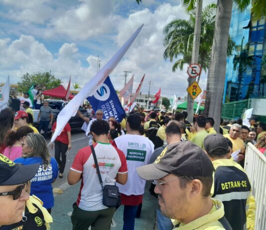 Servidores públicos criticam governo do PT e pedem reajuste salarial “Servidor na rua, Elmano a culpa é sua”