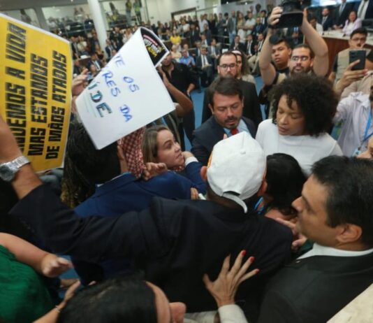 Sessão na Câmara de Fortaleza tem confusão em discurso de Sarto e agressão de vereadora