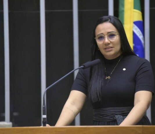 Deputada Dayany apresenta proposta que prevê até 40 anos de prisão para crime de homicídio contra policiais